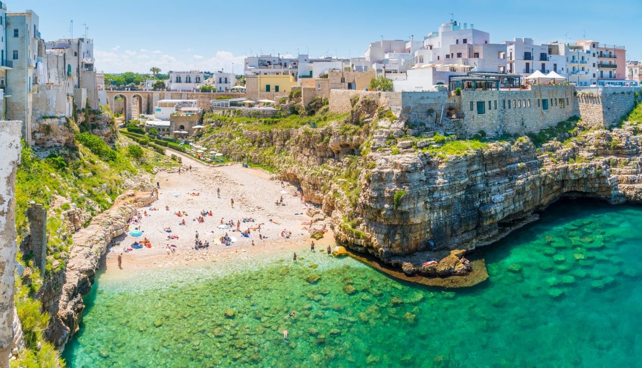 https://cdn2.hubspot.net/hubfs/5873592/itinerary/photos3/Bari1_Italy_Itinerary_Main.jpg