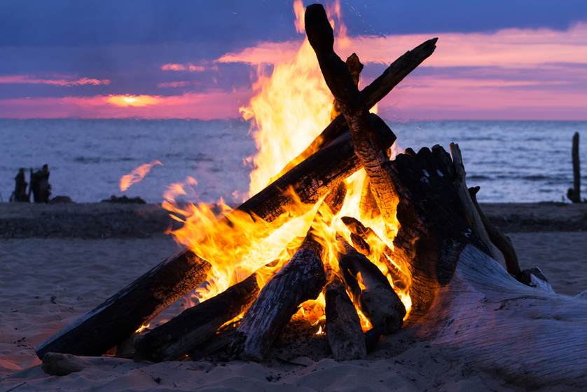 https://cdn2.hubspot.net/hubfs/5873592/itinerary/photos3/Beachbonfire1_Itinerary_Main.jpg