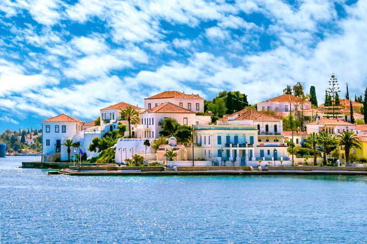 https://cdn2.hubspot.net/hubfs/5873592/itinerary/photos3/SpetsesPort1_Greece_Itinerary_Main.jpg