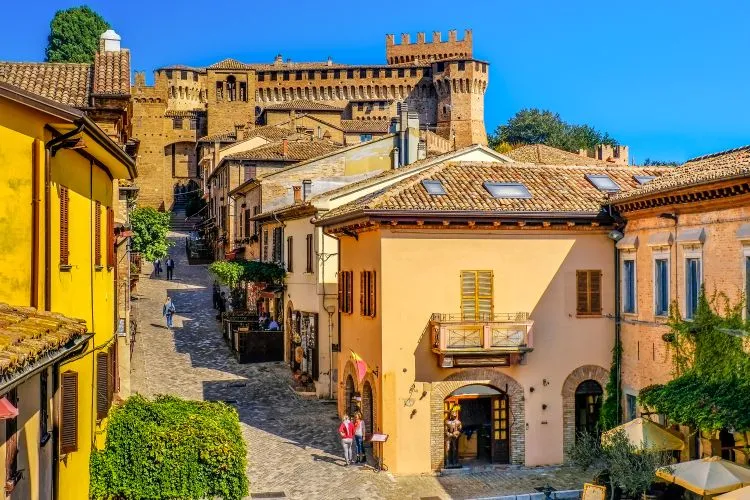 https://cdn2.hubspot.net/hubfs/5873592/itinerary/photos3/Gradara1_Italy_Itinerary_Main.webp